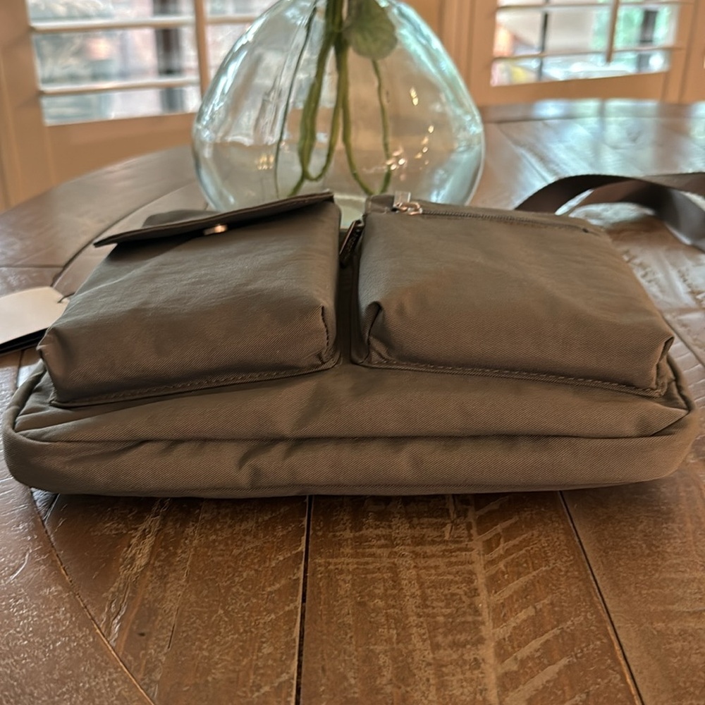 NWT, Baggallini, crossbody canyon bag . - Picture 4 of 6